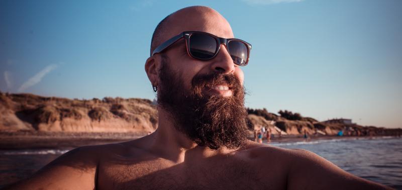 homem com barba no verão