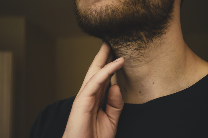 barba no pescoço