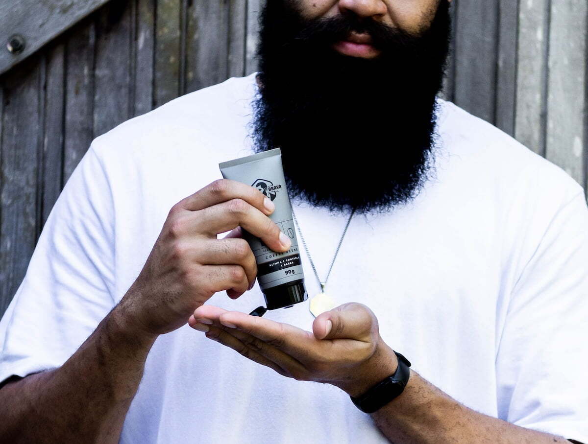 barbudo usando balm para barba